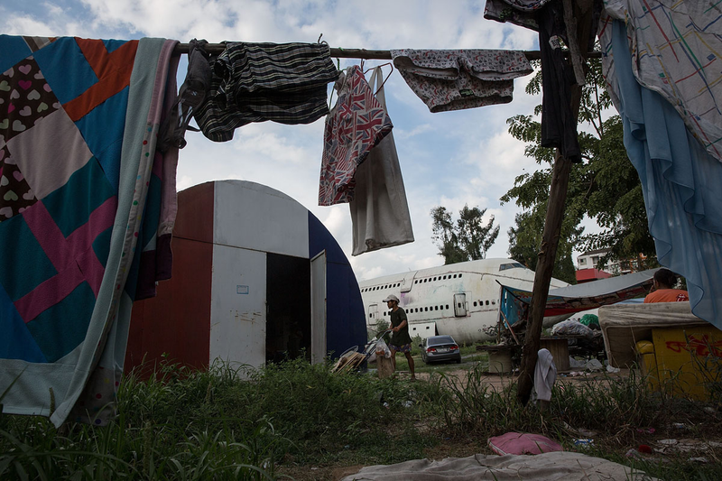 Illustration for article titled Bangkok's Homeless Are Turning These Decommissioned Airplanes Into Makeshift Homes